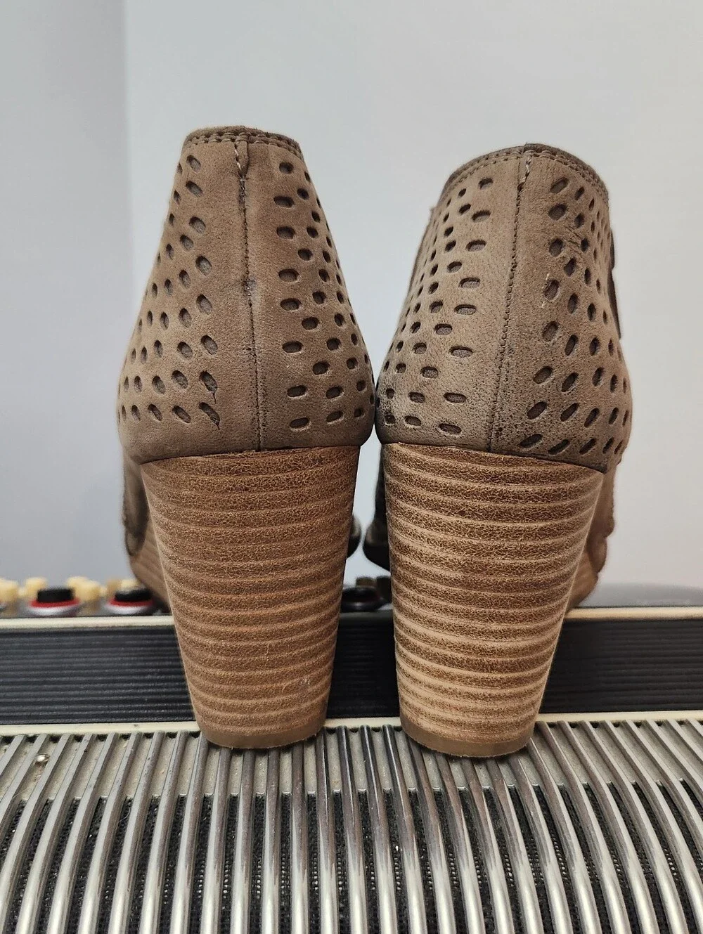 GORGEOUS LUCKY BRAND TAN SUEDE LASER CUT WEDGE OPEN TOE ANKLE BOOTS SIZE 7